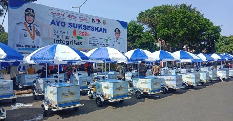 Pemkot Bandar Lampung Bagikan 100 Gerobak Motor Listrik untuk UMKM