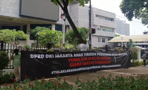 Raperda Kawasan Tanpa Rokok DKI: Ancaman bagi Pedagang Kecil?