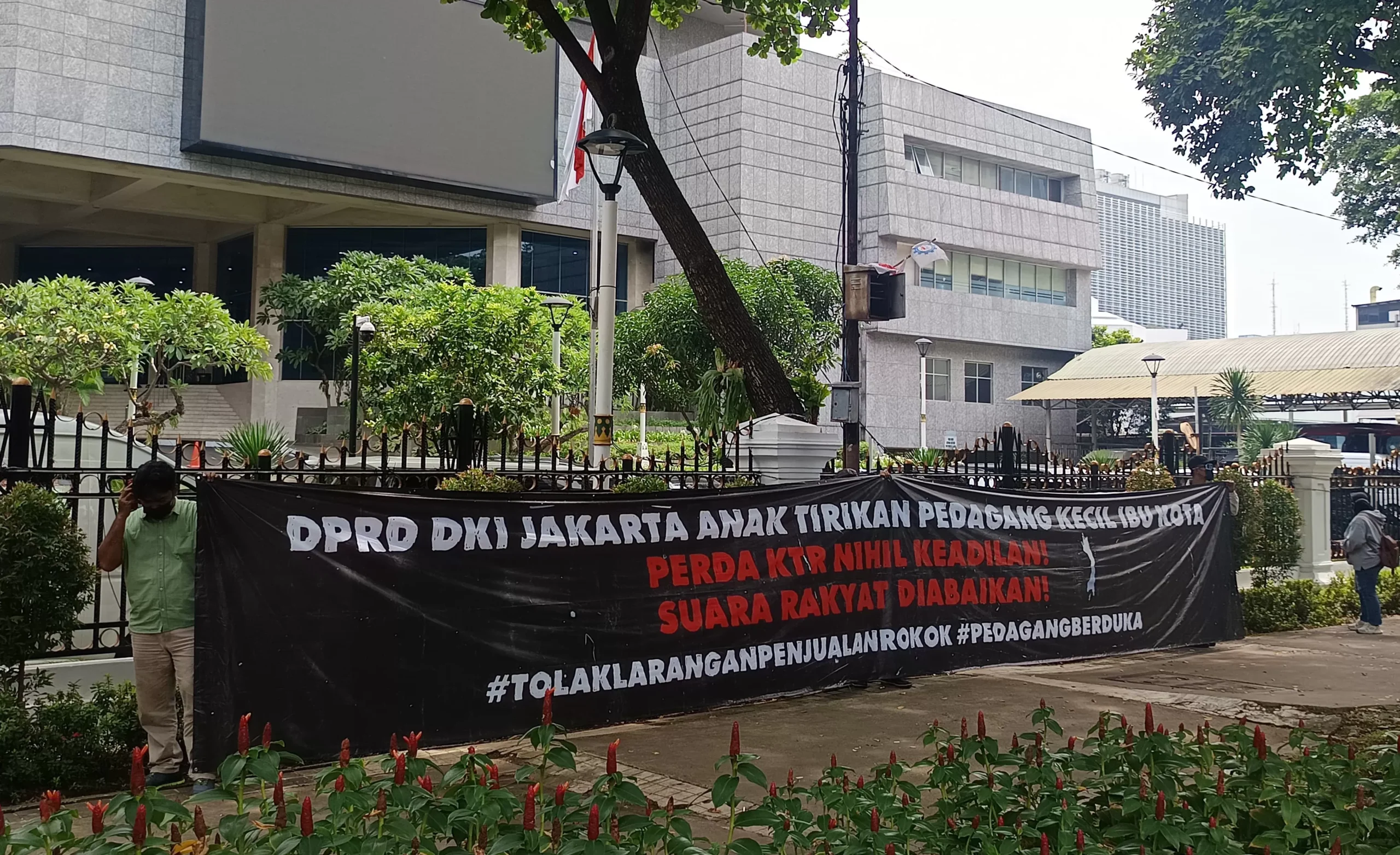 Raperda Kawasan Tanpa Rokok DKI: Ancaman bagi Pedagang Kecil?