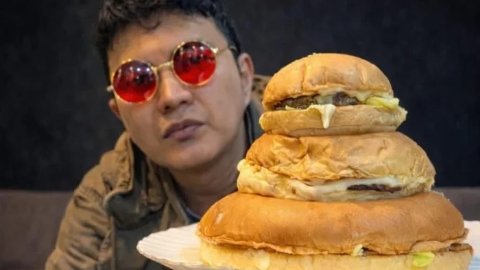 Marketing Aldi Taher: Cara Jualan Burger yang Absurd tapi Bikin Viral